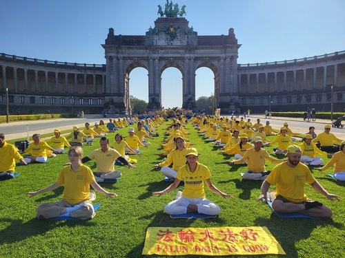 Image for article Bruxelles, Belgio: La gente viene informata sul Falun Gong e sulla persecuzione del PCC nella Giornata Internazionale della Pace