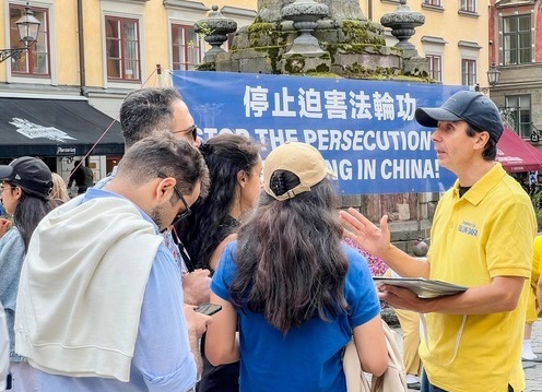 Image for article Svezia: Sensibilizzazione sulla Falun Dafa vicino al Museo del Premio Nobel a Stoccolma