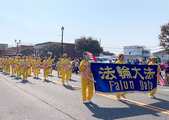 Image for article New Jersey, U.S.A.: La Falun Dafa riceve un caloroso benvenuto alla parata del Columbus Day di Ocean County