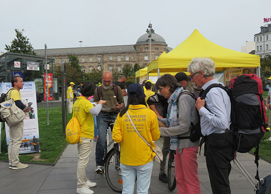 Image for article Strasburgo, Francia: I praticanti sensibilizzano sulla Falun Dafa e attirano sostegno