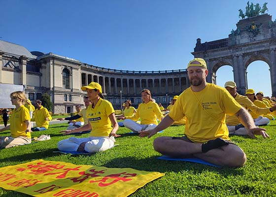 Image for article I praticanti descrivono come la Falun Dafa ha migliorato la loro vita durante un evento a Bruxelles - Belgio