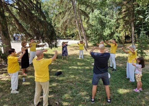 Image for article Bulgaria: Presentazione del Falun Dafa a un festival a Yambol