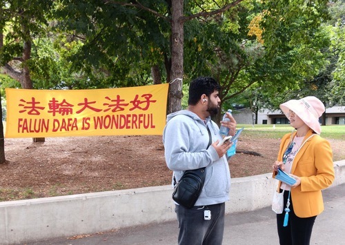 Image for article Toronto, Canada: La gente impara a conoscere il Falun Gong e la persecuzione all'Harbour Square Park