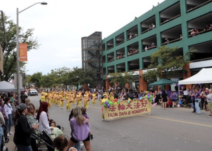 Image for article Canada: La Falun Dafa riceve un caloroso benvenuto alla parata del Festival dell'Uva e del Vino di Niagara