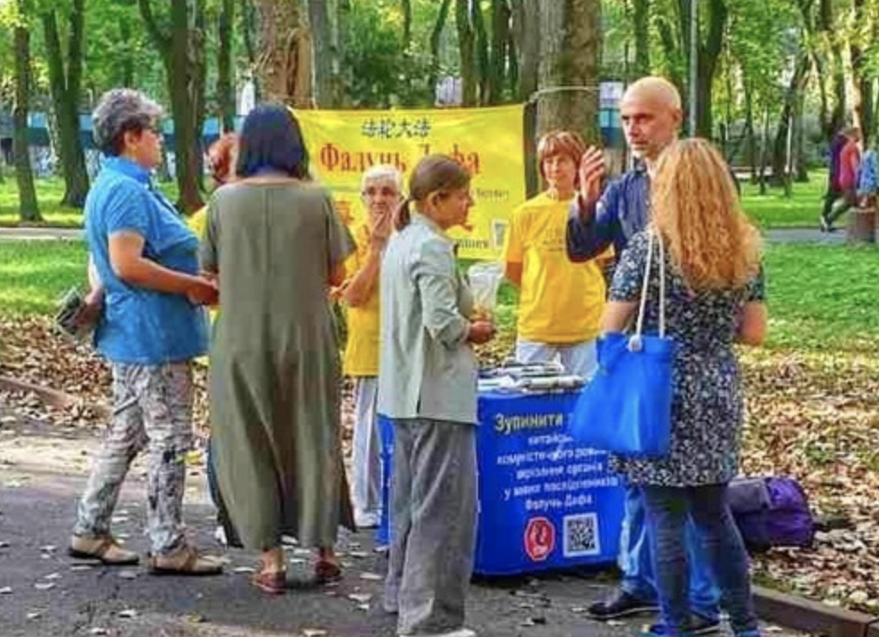 Image for article Khmelnitsky, Ucraina: Le persone conoscono la Falun Dafa durante la Giornata della Città