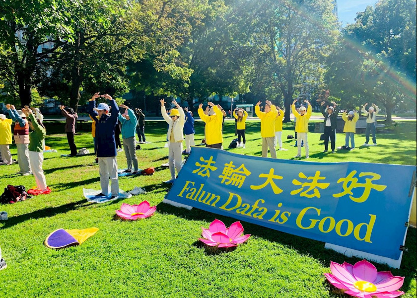 Image for article Toronto, Canada: Gli esercizi della Falun Dafa al Queen's Park attirano i visitatori per conoscere la pratica