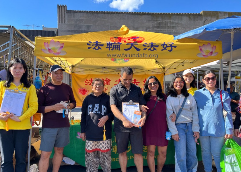 Image for article New York: La gente impara a conoscere il Falun Gong durante il mercato di strada