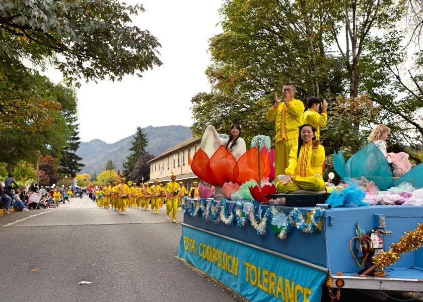 Image for article Seattle, U.S.A.: La Falun Dafa accolta nella parata del Festival dei Giorni del Salmone