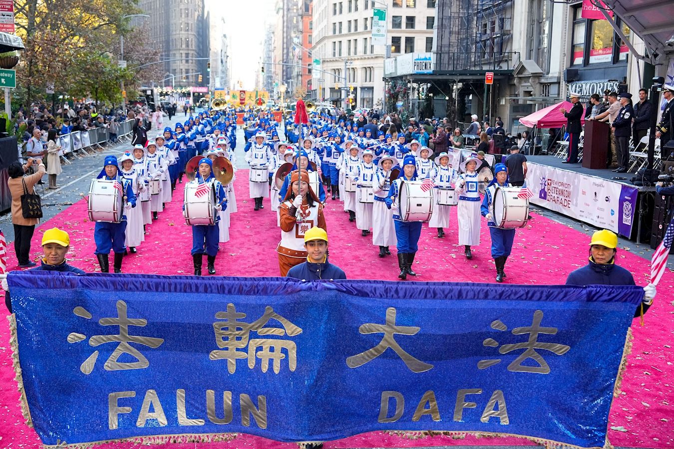 Image for article Manhattan, New York: Le persone lodano la Falun Dafa durante la più grande parata del Giorno dei Veterani della nazione