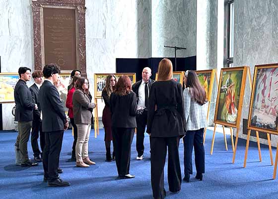 Image for article Legislatori e dignitari visitano la mostra “L’arte di Zhen-Shan-Ren” a Washington D.C.