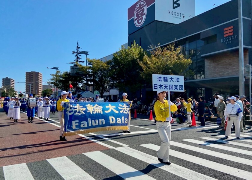 Image for article Giappone: La gente elogia la Tian Guo Marching Band nella parata della città di Ube