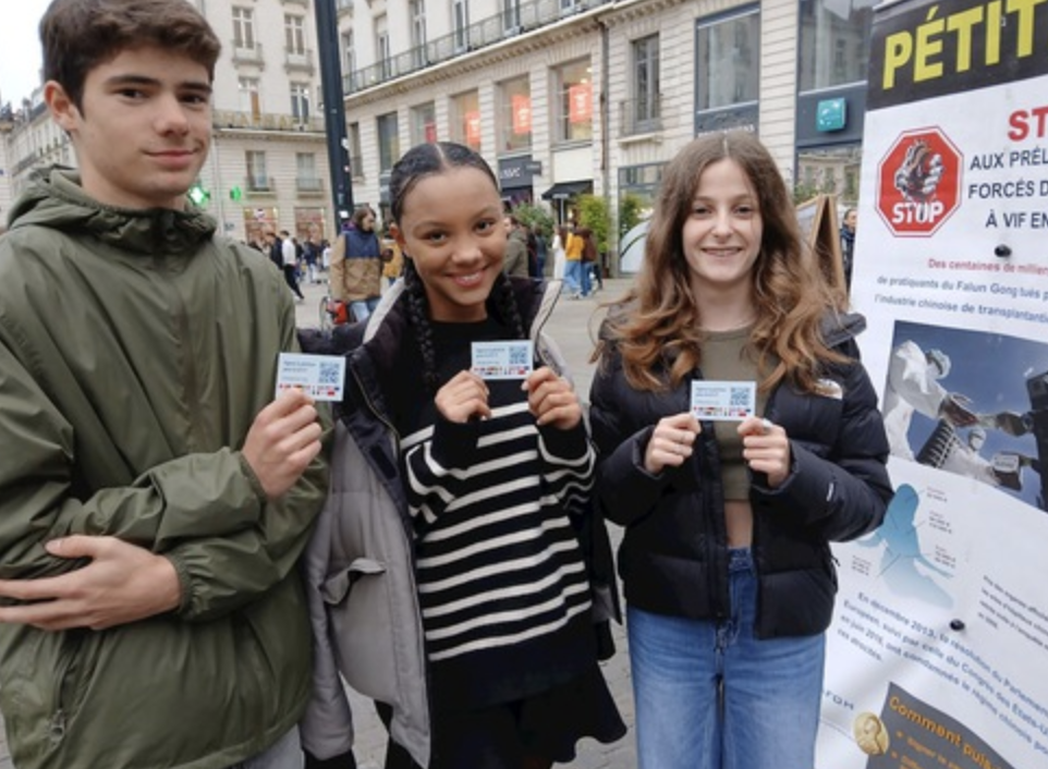 Image for article Francia: Le persone condannano la persecuzione della Falun Dafa durante un evento a Nantes Place Royale