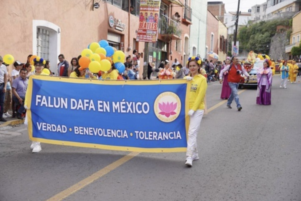 Image for article Messico: La Falun Dafa accolta dalla gente alla parata della Fiera di Tlaxcala