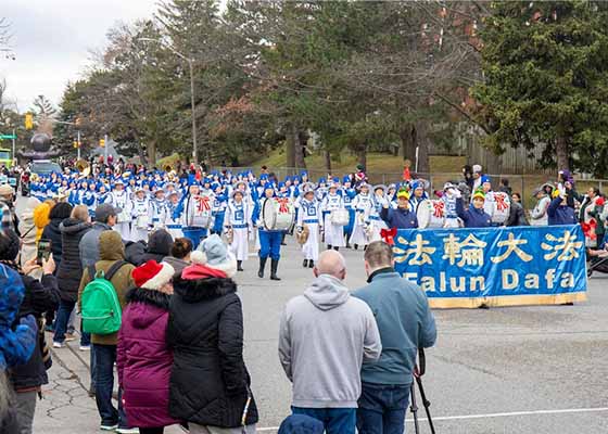 Image for article Toronto: I principi della Falun Dafa elogiati durante le parate di Natale