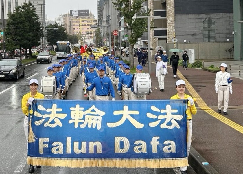 Image for article Giappone: La gente sostiene i praticanti del Falun Gong durante una parata per sensibilizzare l'opinione pubblica sulla persecuzione in corso in Cina