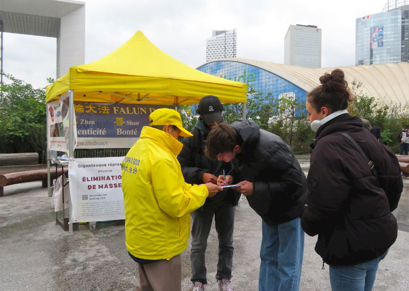 Image for article Parigi: La gente mostra sostegno alla Falun Dafa agli eventi informativi