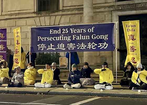 Image for article Regno Unito: I praticanti della Falun Dafa organizzano una veglia a lume di candela nella Giornata dei Diritti Umani per protestare contro la persecuzione