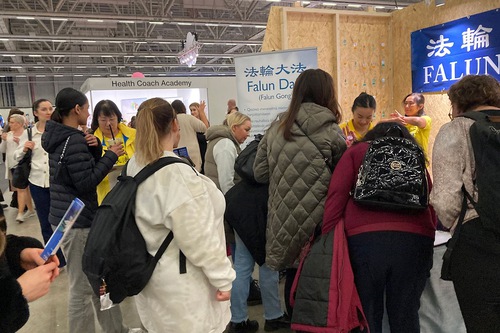 Image for article Finlandia: Promuovere la Falun Dafa all'Expo dell’“Amore per se stessi”