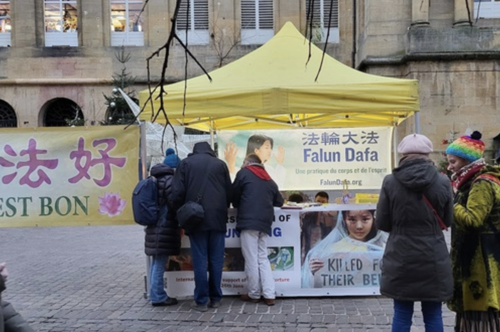 Image for article Francia: Le persone conoscono la Falun Dafa durante l'evento della Giornata dell'Informazione