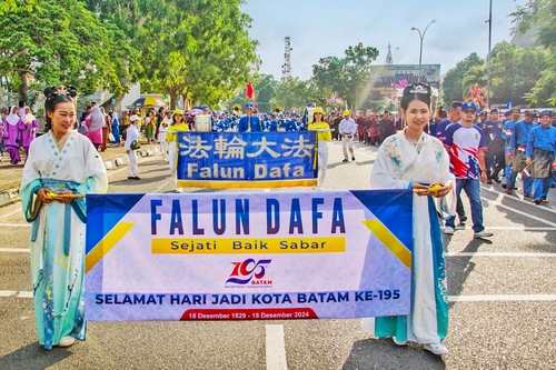 Image for article Batam, Indonesia: La processione della Falun Dafa brilla nella parata per l'anniversario della città