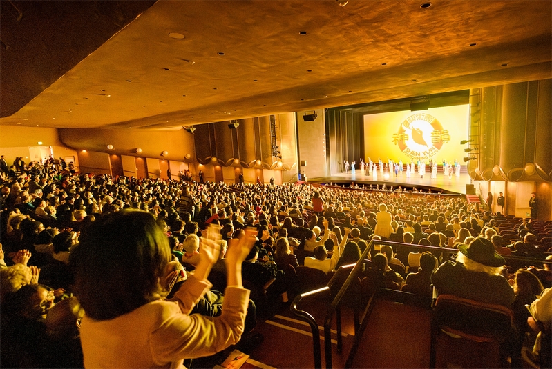 Image for article Gli spettatori americani accolgono il nuovo anno con l’inedito programma di Shen Yun