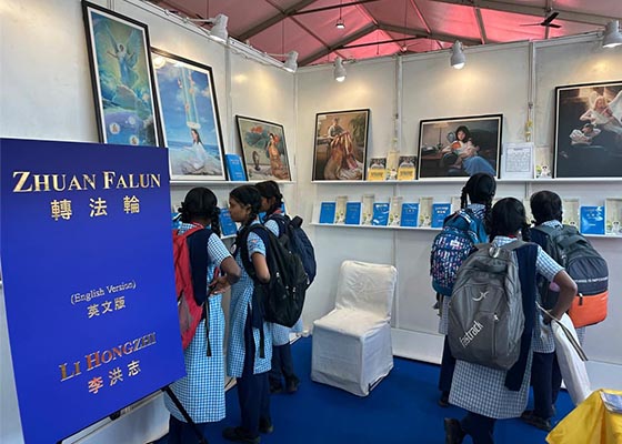 Image for article India: Uno stand della Falun Dafa attira i visitatori al Festival del Libro di Pune