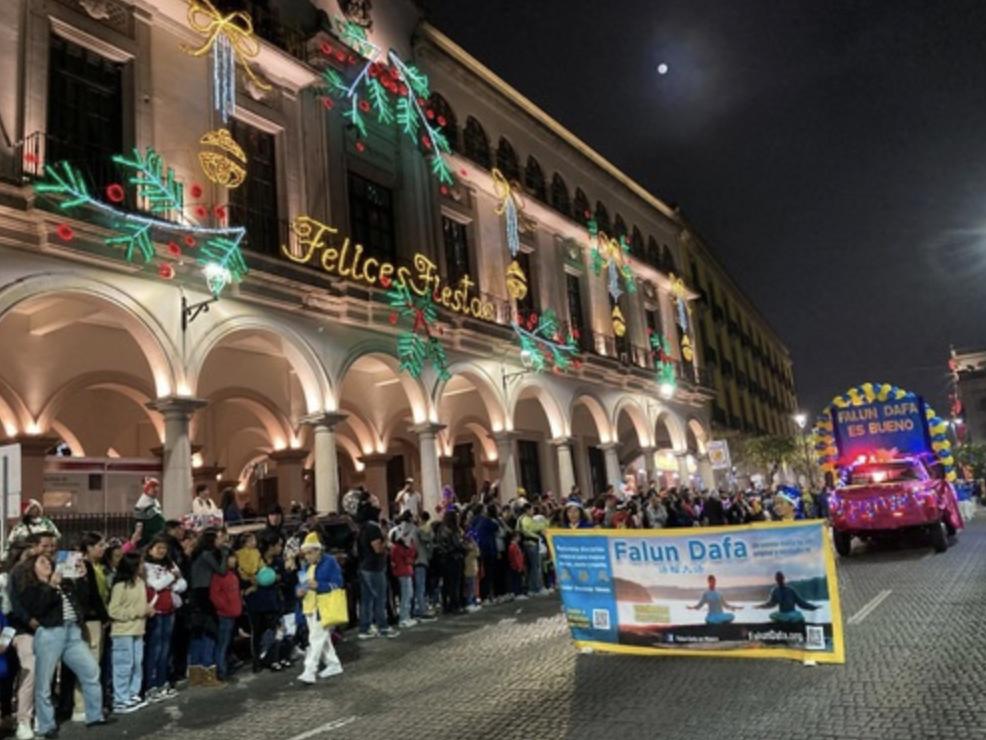 Image for article Messico: La Falun Dafa irradia luce e speranza alla Parata di Natale