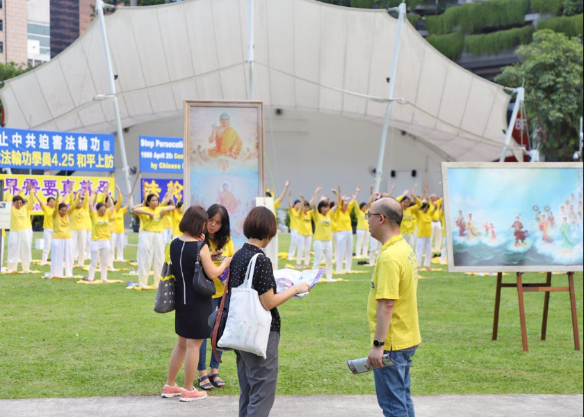 Image for article Singapore: La gente mostra sostegno alla Falun Dafa durante gli eventi commemorativi dell’Appello del 25 aprile
