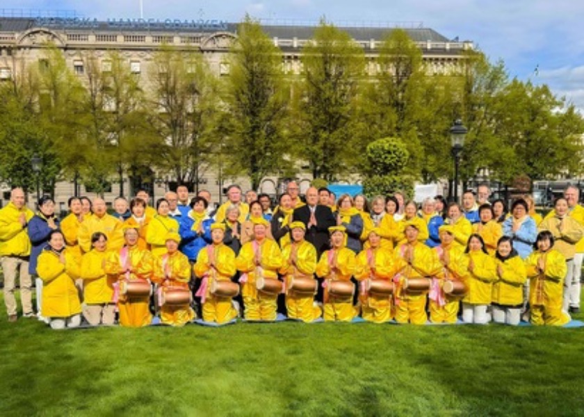 Image for article Svezia, i praticanti celebrano la Giornata Mondiale della Falun Dafa ed esprimono gratitudine per la grazia del Maestro