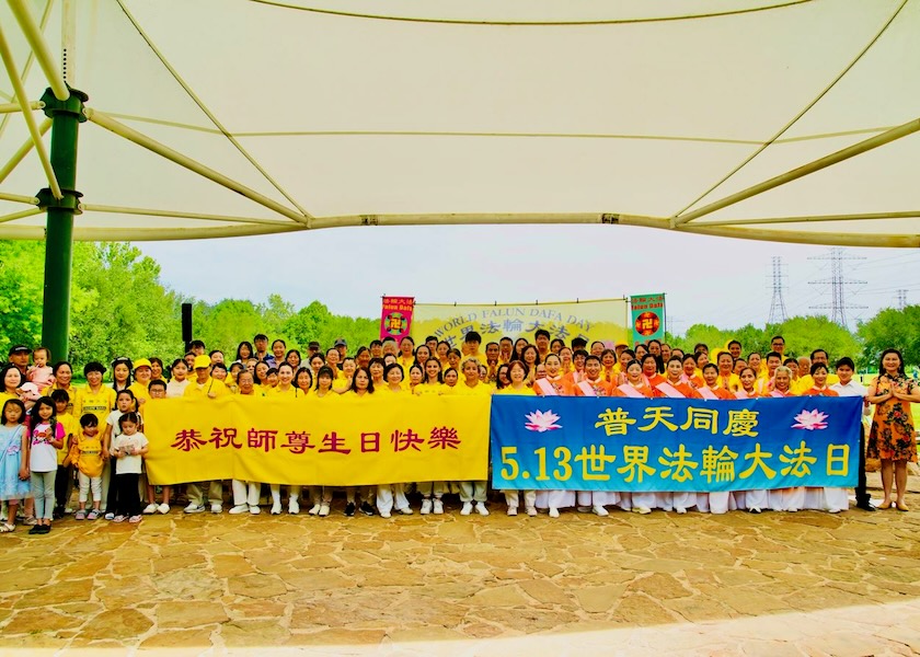 Image for article Texas, USA: Le persone imparano a conoscere la Falun Dafa alle celebrazioni per la Giornata Mondiale della Falun Dafa a Houston