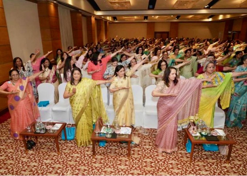 Image for article Le praticanti introducono il Falun Gong a una presentazione dell'Inner Wheel a Mumbai, in India