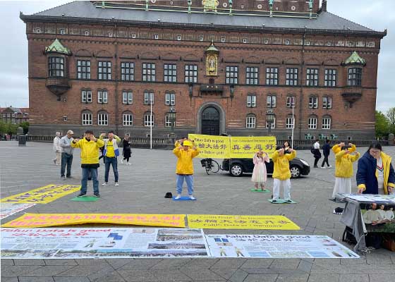 Image for article Danimarca: Le persone si identificano con i principi della Falun Dafa all'evento della Giornata Mondiale della Falun Dafa a Copenhagen