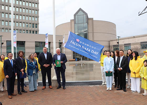 Image for article Bandiera issata a Barrie, il Canada celebra l’annuale Giornata Mondiale della Falun Dafa