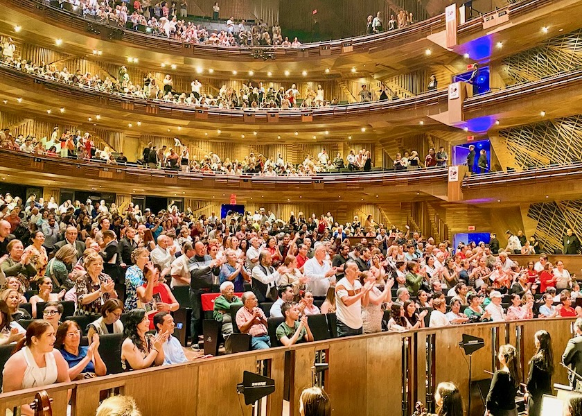Image for article Shen Yun conclude la stagione 2025 in Francia e negli Stati Uniti: “Diffonde la luce”
