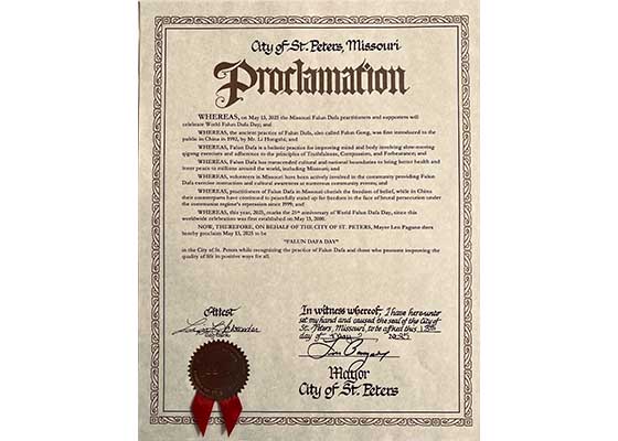 Image for article Missouri, USA: Il sindaco di St. Peters emana un proclama per celebrare la Giornata Mondiale della Falun Dafa