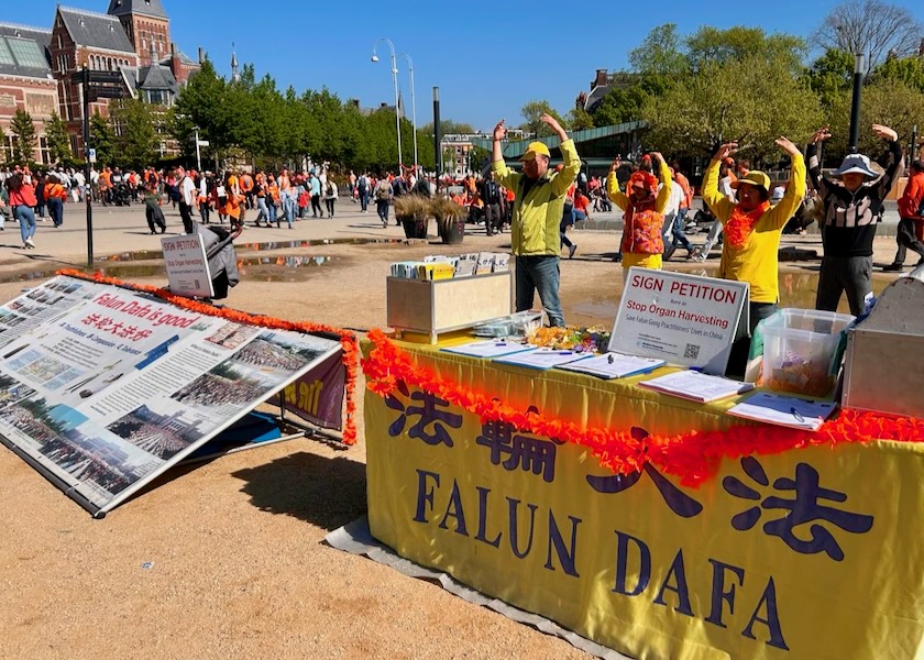 Image for article Paesi Bassi: Sostegno pubblico per la Falun Dafa durante le celebrazioni del Giorno del Re