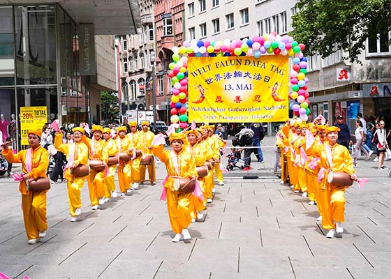 Image for article Francoforte: I praticanti celebrano la Giornata Mondiale della Falun Dafa con il pubblico