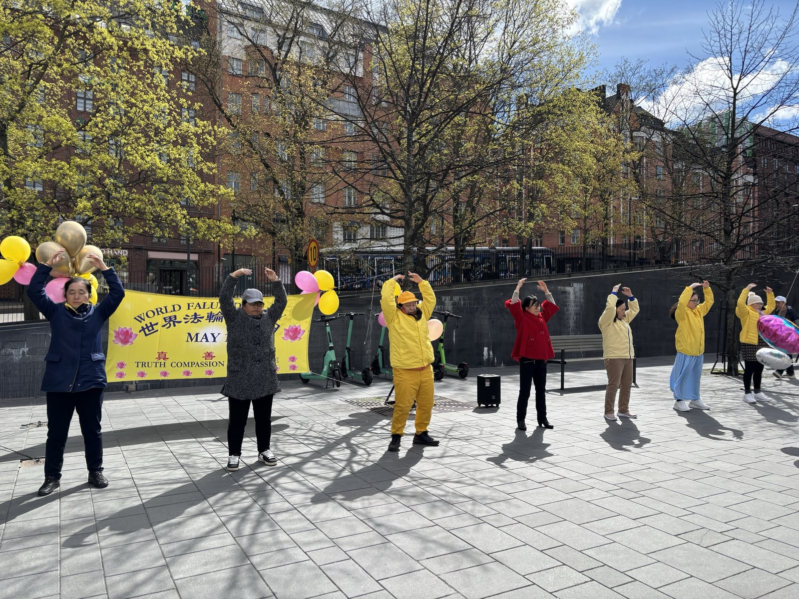 Image for article I praticanti in Finlandia celebrano la Giornata Mondiale della Falun Dafa