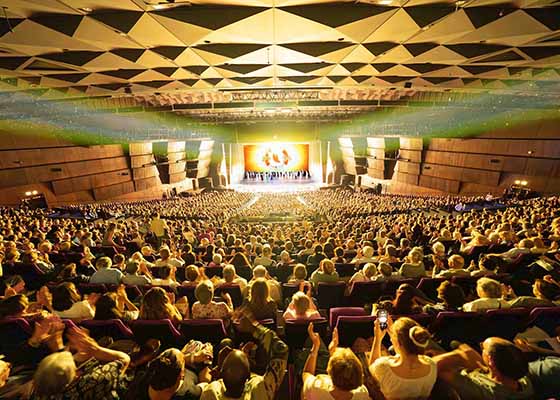 Image for article Gli spettatori di Europa e America apprezzano Shen Yun: Aiuta a unire le persone