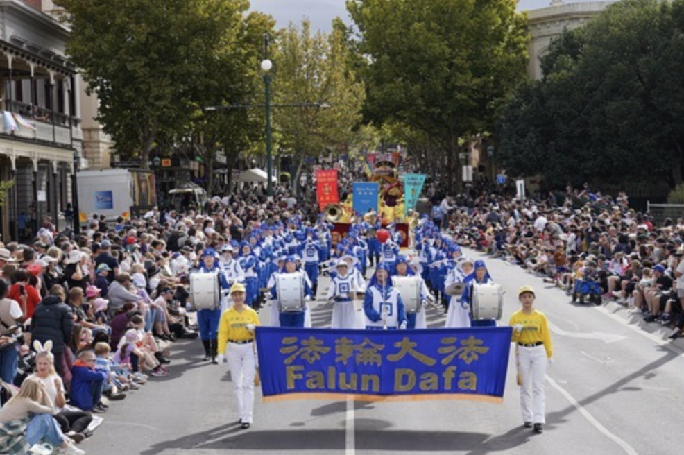 Image for article Australia: L'organizzatore della parata di Pasqua elogia i praticanti della Falun Dafa per aver trasmesso gentilezza e speranza
