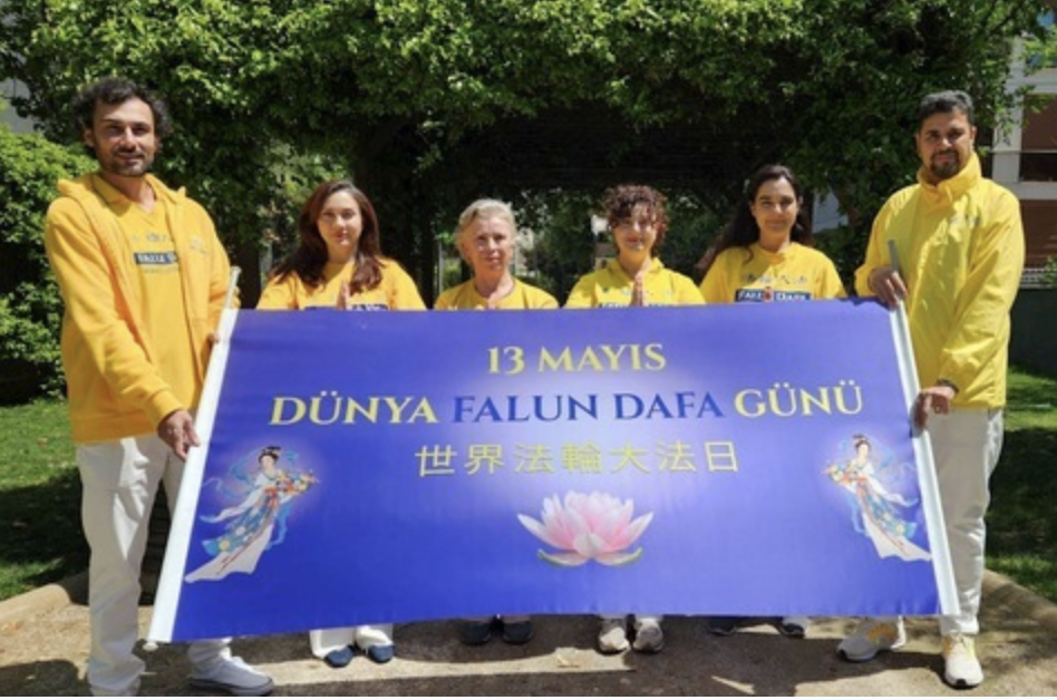 Image for article Turchia: I praticanti celebrano la Giornata Mondiale della Falun Dafa