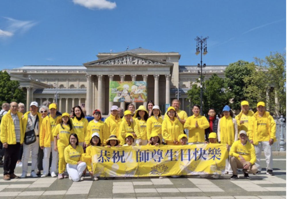 Image for article Budapest, Ungheria: Celebrazioni della Giornata Mondiale della Falun Dafa in Piazza degli Eroi