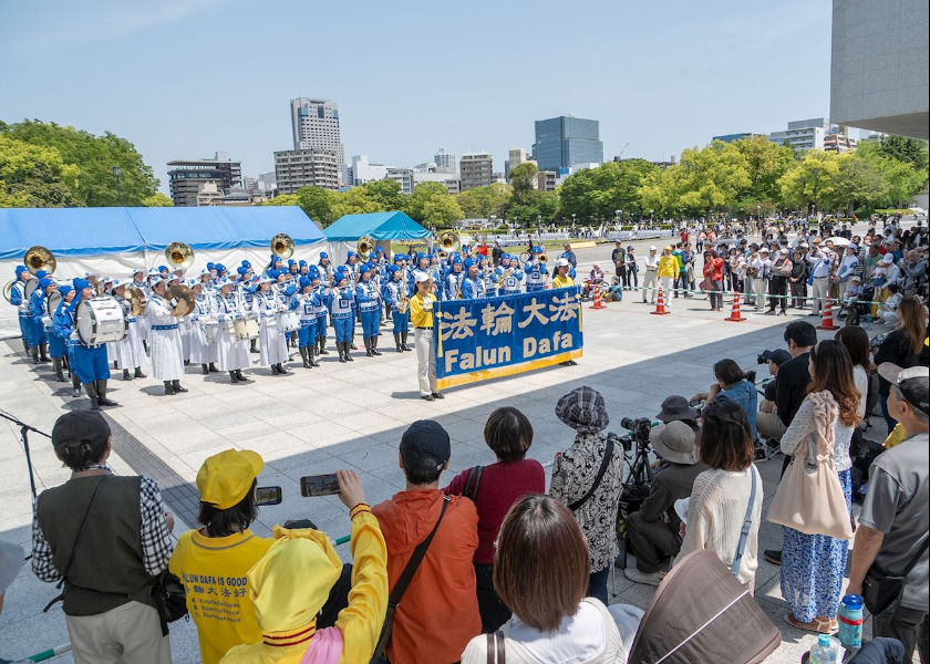 Image for article Hiroshima, Giappone: Praticanti della Falun Dafa si esibiscono al Festival dei Fiori di Hiroshima
