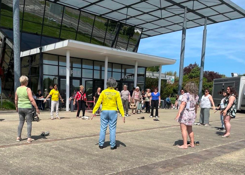 Image for article Francia: Residenti desiderosi di imparare la Falun Dafa all'Expo della salute e dello stile di vita biologico