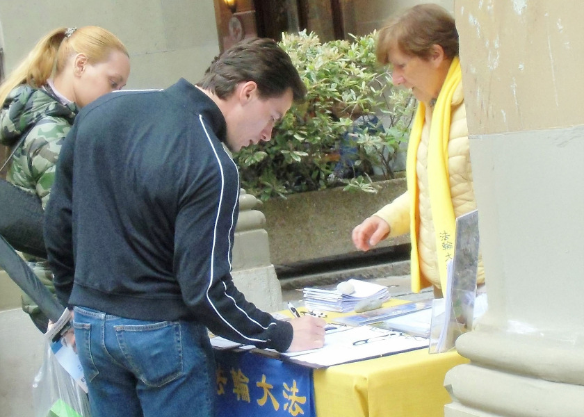 Image for article Ginevra, Svizzera: Funzionari e cittadini sostengono il Falun Gong fuori dal Parlamento