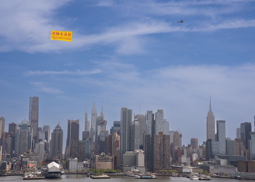 Image for article New York, USA: Uno striscione con la scritta “La Falun Dafa è buona” sventolato su Manhattan segna l'anniversario dell'appello del 25 aprile