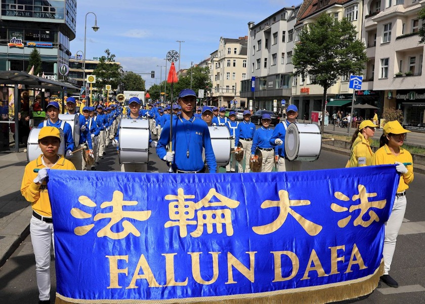 Image for article Germania: Le persone lodano la Falun Dafa durante la celebrazione della Giornata Mondiale della Falun Dafa a Berlino