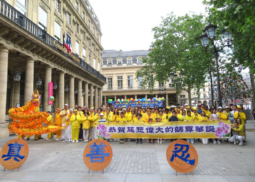 Image for article Francia: Il pubblico mostra sostegno per la Giornata Mondiale della Falun Dafa
