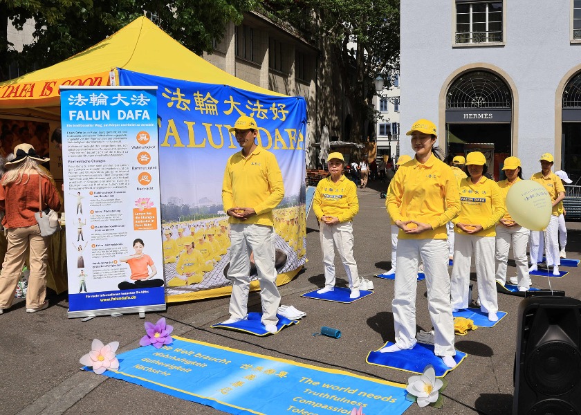 Image for article Zurigo, Svizzera: I praticanti condividono la gioia della Giornata Mondiale della Falun Dafa