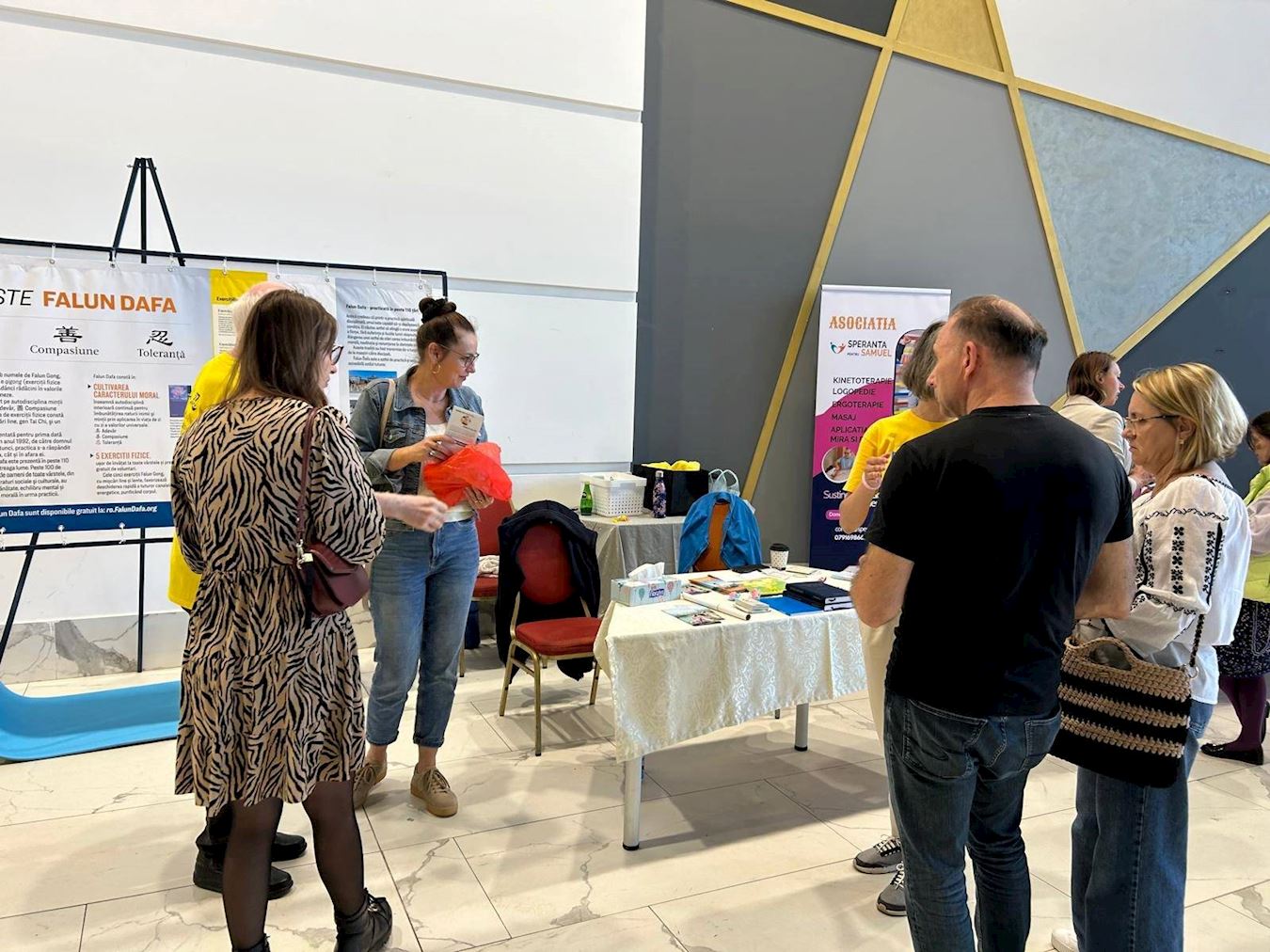 Image for article Timisoara, Romania: Persone interessate ai libri della Falun Dafa a un Festival Mente-Corpo-Spirito